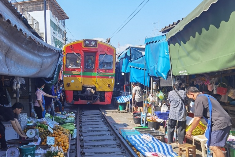 Read more about the article Maeklong Railway Market – Der verrückteste Markt in Thailand